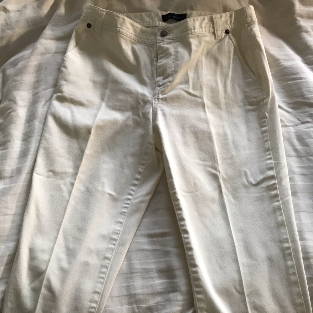 Context White Capris